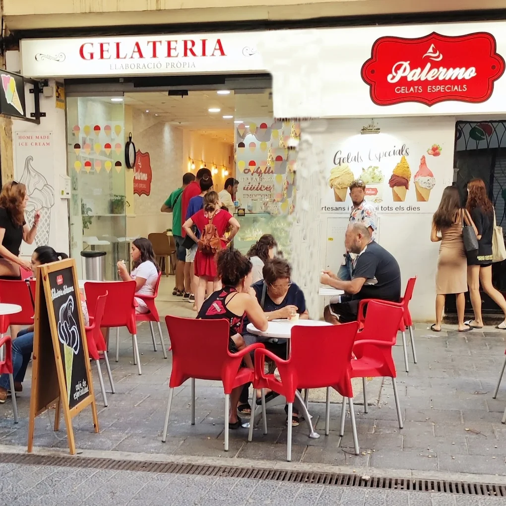 Terraza de Gelateria Palermo con clientes