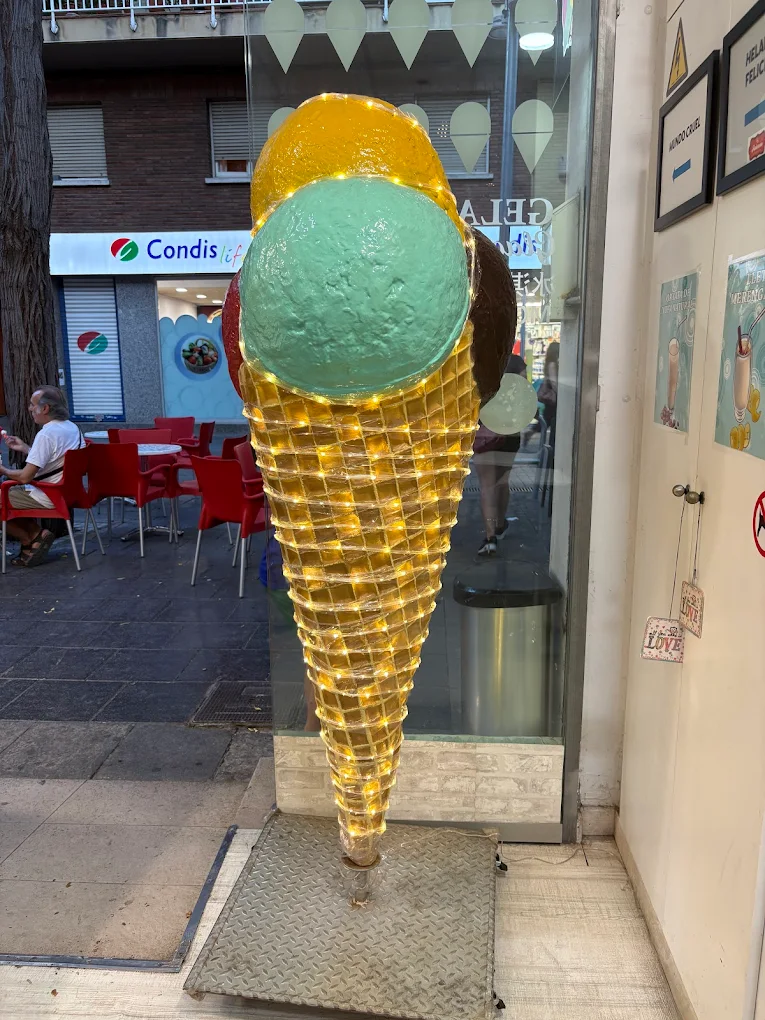 Interior y mostrador de Gelateria Palermo con todos los sabores disponibles