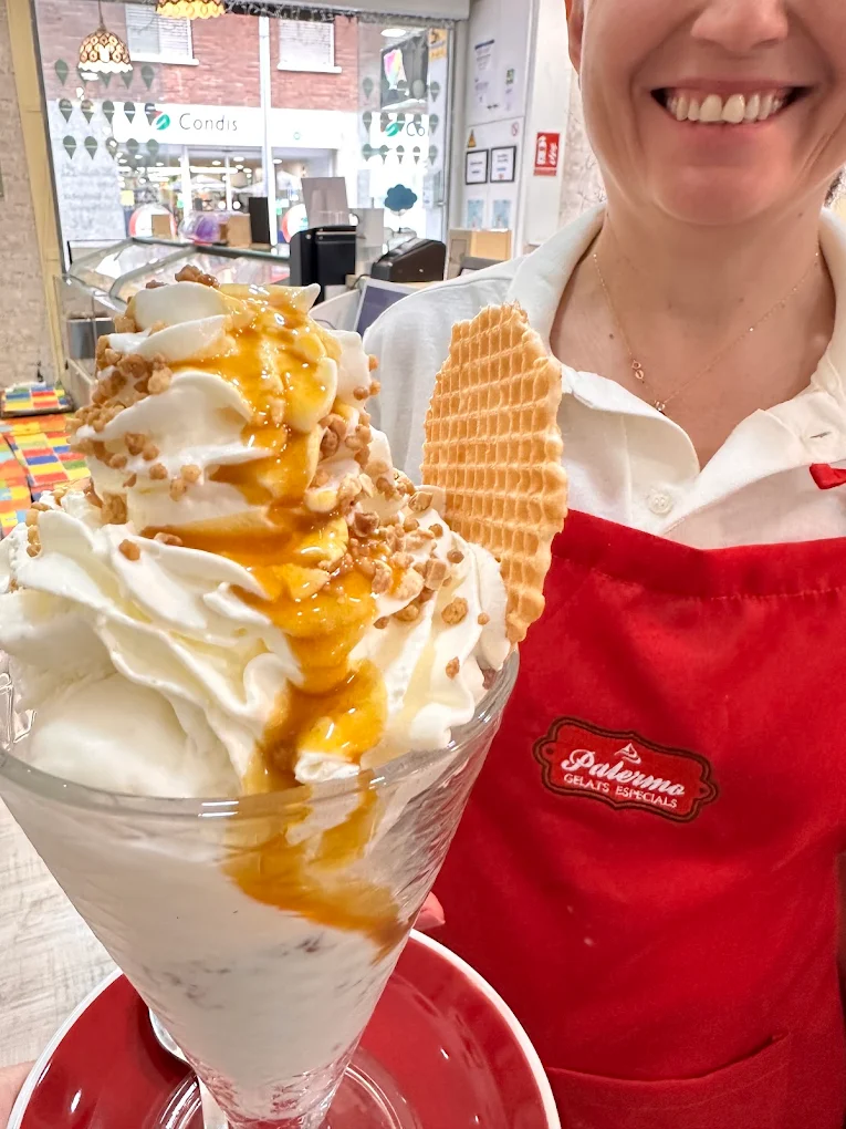 Copa artesanal de Gelateria Palermo con caramelo y frutos secos