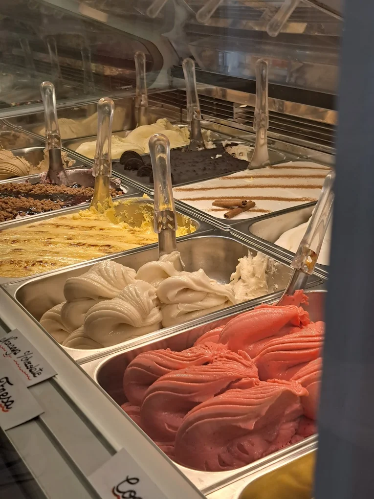 Vitrina de sabores artesanales en Gelateria Palermo