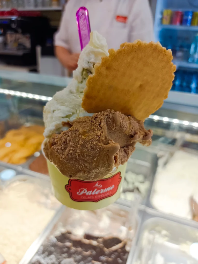 Helado de pistacho y chocolate en tarrina Palermo